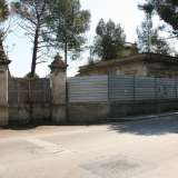 C�� subito da dire che non esiste pi� un ingresso. Fino a pochi mesi fa era costituito da un bianco cancello su cui si distinguevano due grandi lettere maiuscole (�T� e �R�), probabilmente le iniziali del proprietario (foto del 2017)